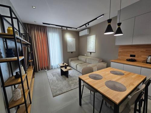 Tirana Apartamento | Valentino Noir