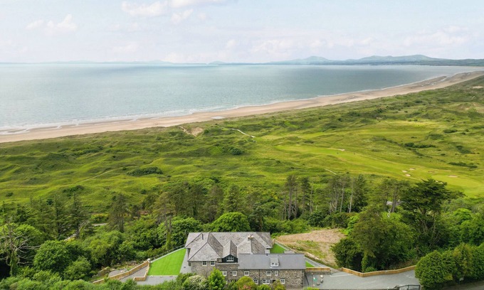 Harlech Cabaña | VALERIAN LODGE, pet friendly, character holiday cottage in Harlech