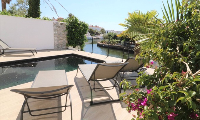 Castello d'Empuries Chalet De Esquí | VALIRA 20D - Belle villa avec piscine et amarre