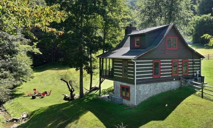 Boone Casa | Valle Creek Cabin - Hot tub, pool table, fire pit, creek, screened porch.