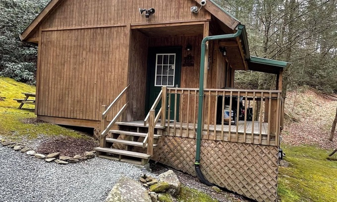 Boone Cabina | Valle Crucis Farm Cabin Rental ofrece senderismo, pesca, trineo en la propiedad.