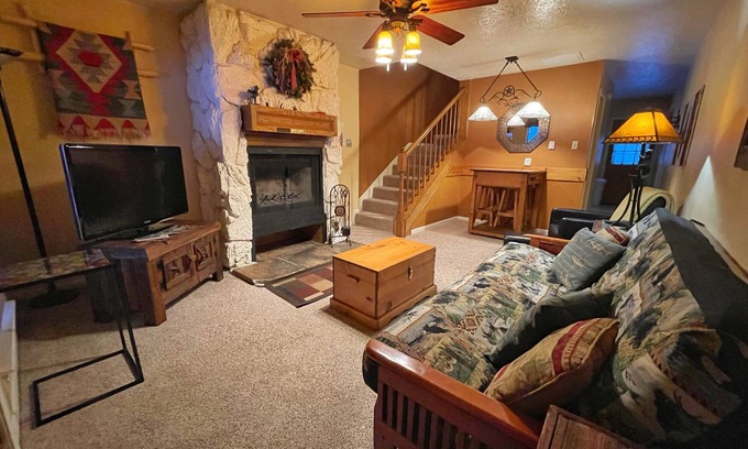 Red River Casa | Valley Condo 110 - Creekside - Wi-Fi - Hot Tub - Fireplace - Washer/Dryer - Play