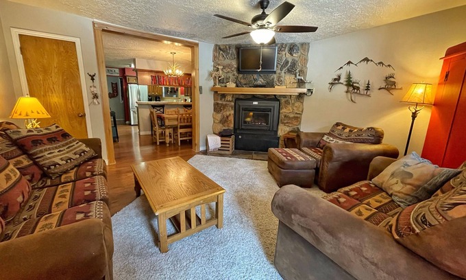 Red River Casa | Valley Condo 120 - Creekside - Wi-Fi - Hot Tub - Fireplace - Washer/Dryer - Play
