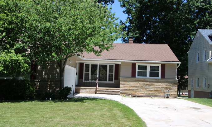 Richmond Heights Casa | Valley Creek Place, A Charming 3-bedroom home with a Creek view & Wi-Fi