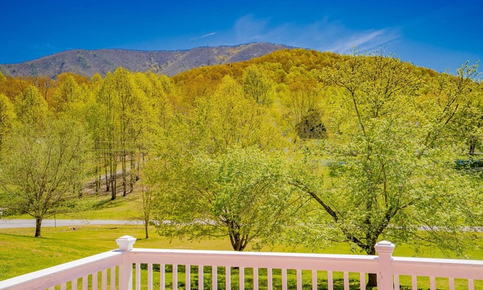 Gatlinburg - Pigeon Forge Chalet De Esquí | Valley High Comfort: Mtn Views, Honeymoon, Game Room, large yard, close to Attractions!