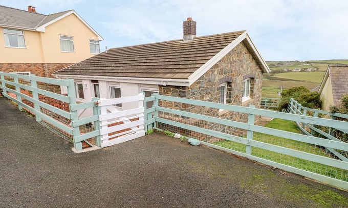 Penycwm Cabaña | VALLEY HIGH, pet friendly, country holiday cottage in Solva