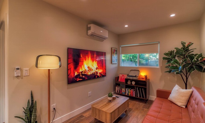Sun Valley Casa | Valley Pocket: Your Chic LA Getaway with Private Patio & Amenities Galore!