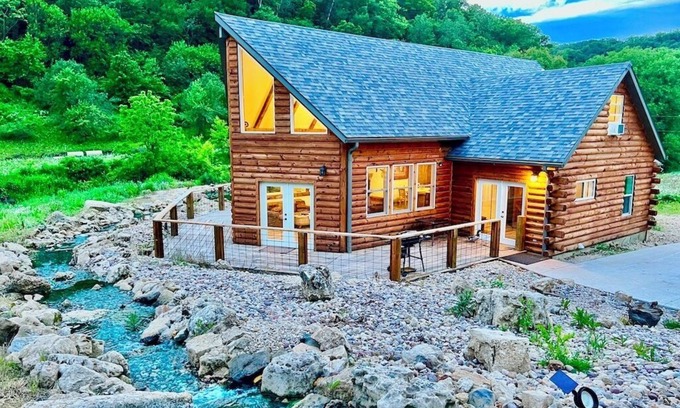 Lansing Cabina | Valley View Lodge w/ Swimming Pond, Waterfalls, and Hot Tub