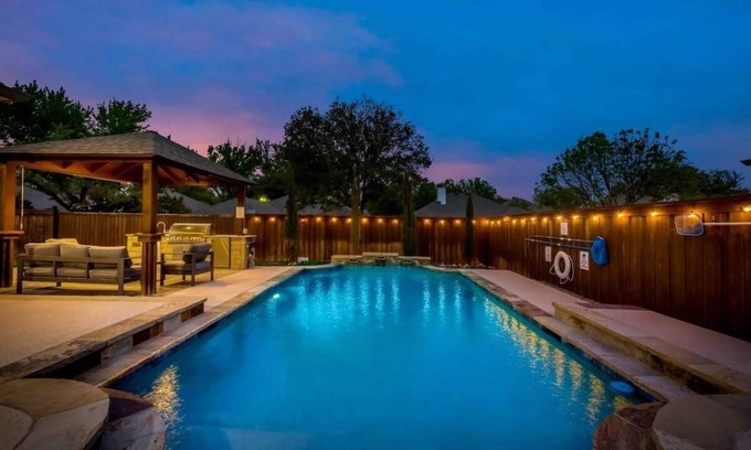 Lewisville Casa | Valley Vista Luxury Retreat w Pool, Cinema, Games