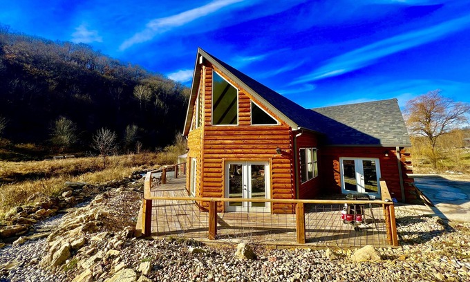 Lansing Cabina | ValleyView Lodge… 4 bedroom Log Cabin w/ Hot Tub & Swimming Pond