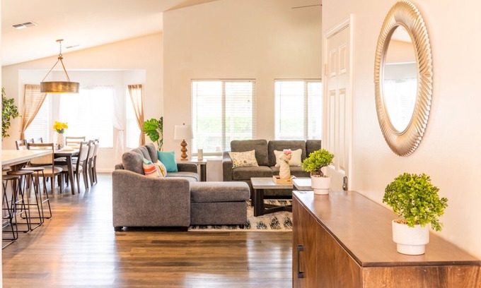 Pumpkin Center Casa | Valverde Oasis - 4BD Getaway near town center