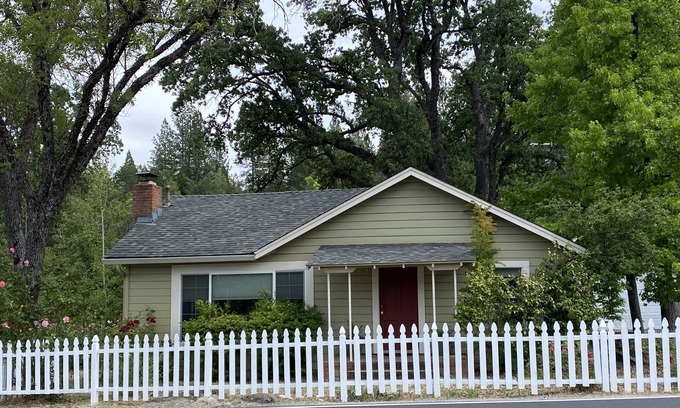 Groveland Casa | Van's Yosemite Garden Cottage