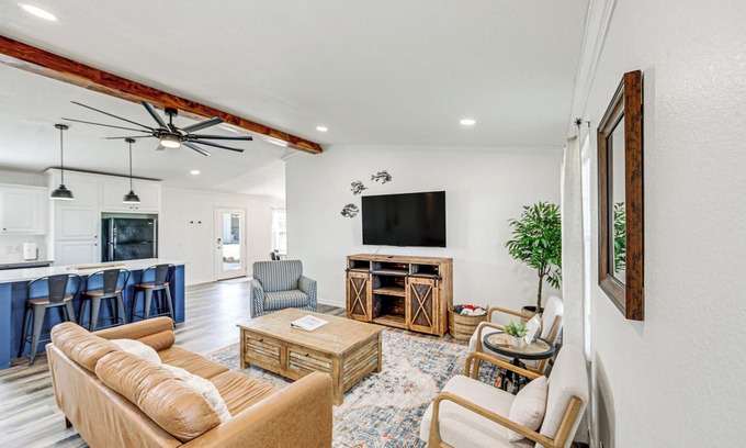 Van Casa | Van Vacation Retreat w/ Private 300-Acre Lake!
