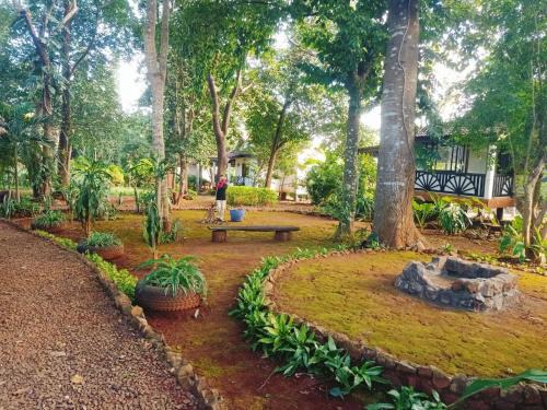 Ban Lung Cama Y Desayuno | VANESSA'S GARDEN Restaurant & Bungalow