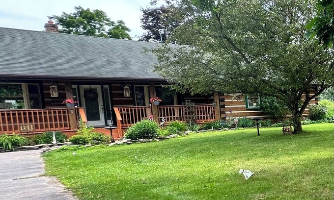 Stone Mills Cabina | Varty Lake Lodge, Yarker ON. Escape The Mundane, Relax & Enjoy Summer &.Winter