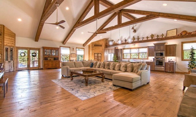 Blue Eye Casa | Labor Day Open, Vaulted Ceilings, Gourmet Kitchen Appliances, Hot Tub, Car Charger, Cmty Pool