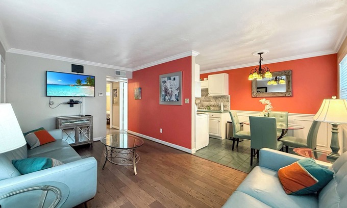 Northeast Virginia Beach Condominio | 2-bedroom condo one block from the oceanfront.