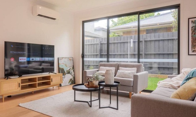 Chadstone Casa | VCHA137-2 · Aircabin|Chadstone|Lovely Comfy|6 Beds House