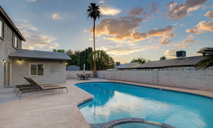 Chinatown Casa | Vegas BACH PAD, family vacay, Raiders, Golden Knight ~Pool, Many beds~NEAR STRIP