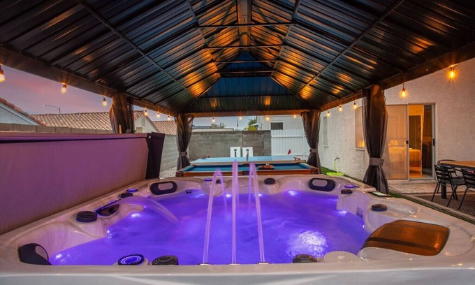 North Las Vegas Casa | Vegas Relaxing 4 BR Outdoor Games Galore