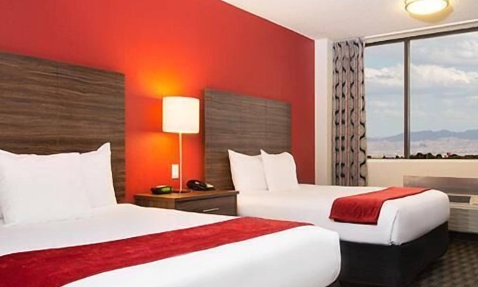 Downtown Las Vegas Casa | Vegas Vacation! 3 Relaxing Downtown Units, Pool, Casino