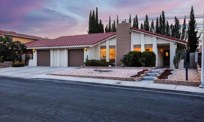 Canyon Gate Master Casa | Vegas Vacation Villa - 20 minutes to strip & hiking
