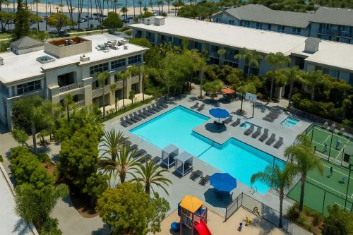 Marina del Rey Apartamento | Venice Breeze 2BR - Pool, Hot Tub, Gym - 6-min Walk to Beach
