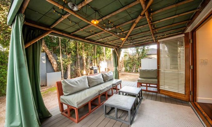 Venice Casa | Venice Studio With Outdoor Cabana Studio Bedroom Apts by RedAwning