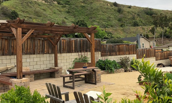 Ventura Apartamento | Ventura / Ojai Un dormitorio con patio cercado privado, cerca de la nueva construcción de la Patagonia.