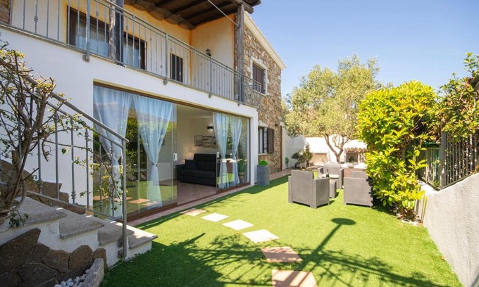 Siniscola Apartamento | Veranda with Jacuzzi & BBQ 1 minute from the Beach
