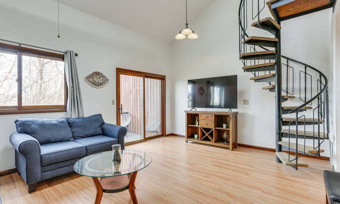 Vernon Condominio | Vernon Township Condo w/ Balcony Near Ski Lifts!