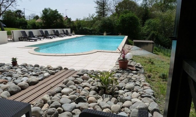 Montrem Otro | Muy bonita casa de campo con piscina grande y jacuzzi. 5 habitaciones