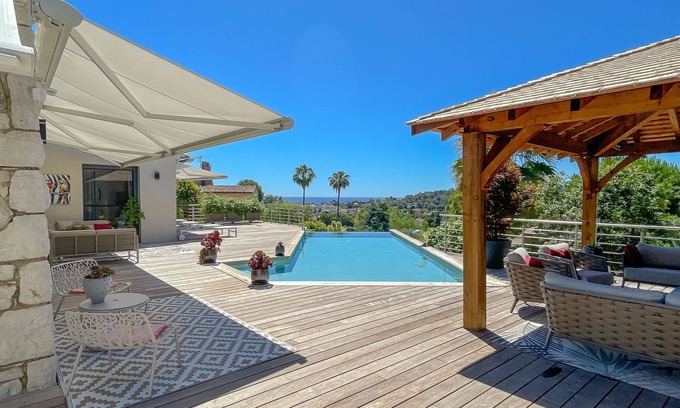 Cagnes-sur-Mer Villa | Muy bonita villa con piscina infinita y jacuzzi con vista al mar.