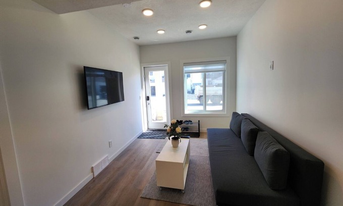 Cochrane Casa | Very bright walkout basement Close to Mountains