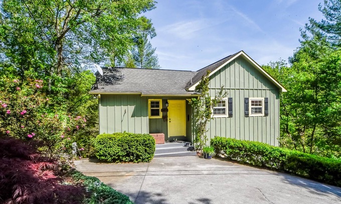 Townsend Cabaña | Very clean mountain retreat with Mountain View, Wi-Fi, Jacuzzi, FREE POOL ACCESS