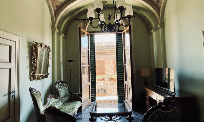 Monteroni d'Arbia Apartamento | Very large apartment in historic building from the late 1700s with billiard room.