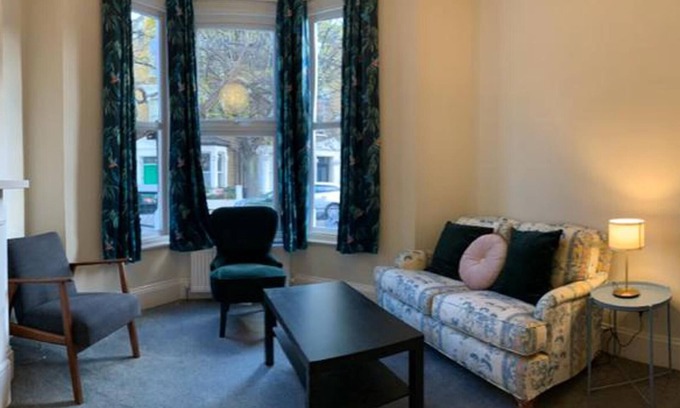 Vauxhall Casa | Very Large and Splendid Terrace House in London