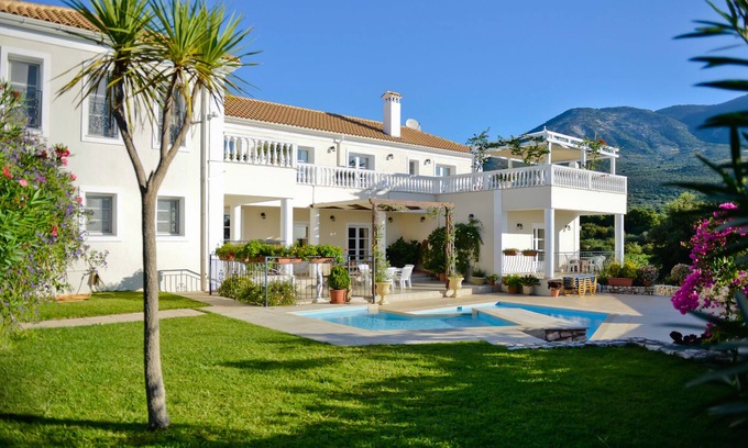 Karavados Villa | Villa de lujo muy grande con piscina privada y vistas impresionantes
