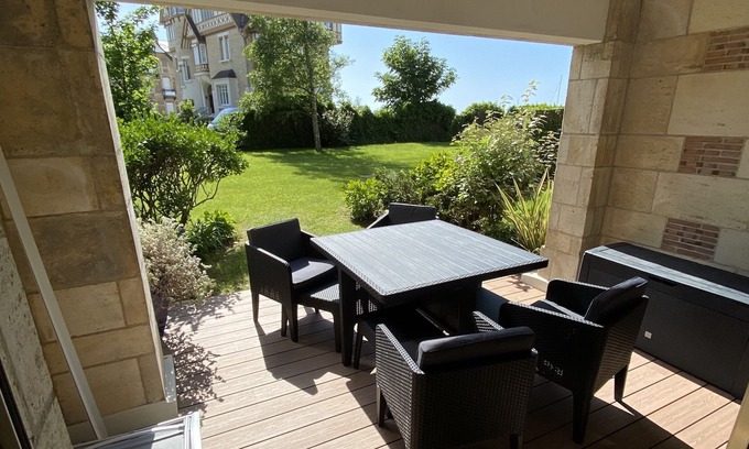Deauville City Centre Apartamento | Muy bonito apartamento con terraza soleada en jardín de tierra. Parking privado.