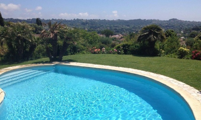 La Colle-sur-Loup Villa | Muy grande y bonita villa familiar con preciosas vistas al mar.