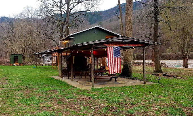 Del Rio Cabina | Very Private Riverfront Cabin 38 miles from Gatlinburg/Pigeon Forge/Sevierville