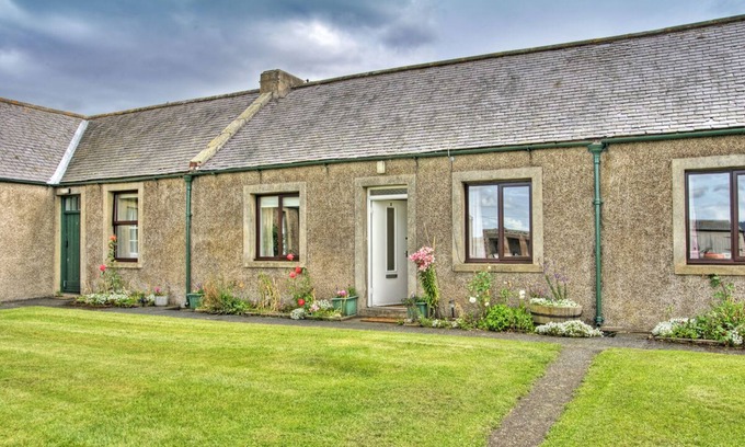 Belford Cabaña | Very spacious living area & large secure garden, dog friendly