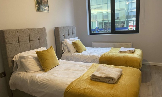 Cranford Apartamento | Very spacious living room and utterly self contained.