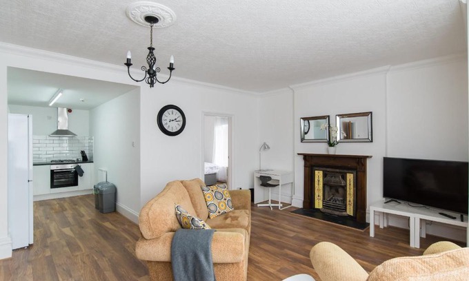 Penylan Apartamento | Very Spacious Three Bedroom Apartment with Parking