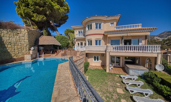 Benalmadena Villa | Villa elegante, muy espaciosa con piscina privada y vistas impresionantes.