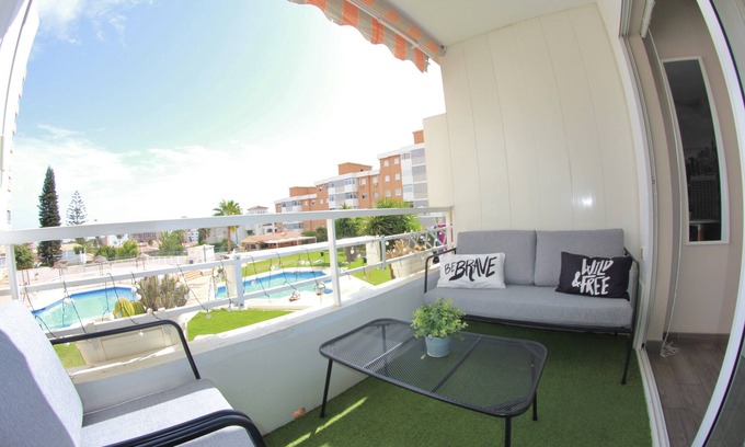 Carihuela Apartamento | ESTUDIO MUY SOLEADO CON PISCINA, JARDINES, TERRAZA Y WIFI.