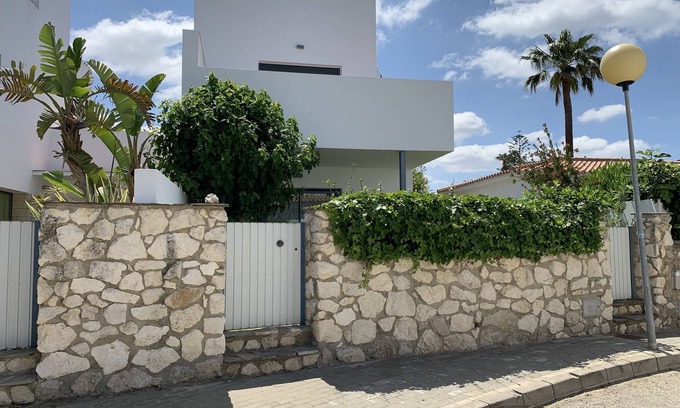 Conil de la Frontera Casa | Very well-equipped vacation home with several terraces, garden and sea view