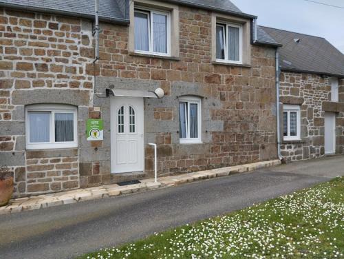 Sainte-Marguerite-de-Carrouges Casa | Village