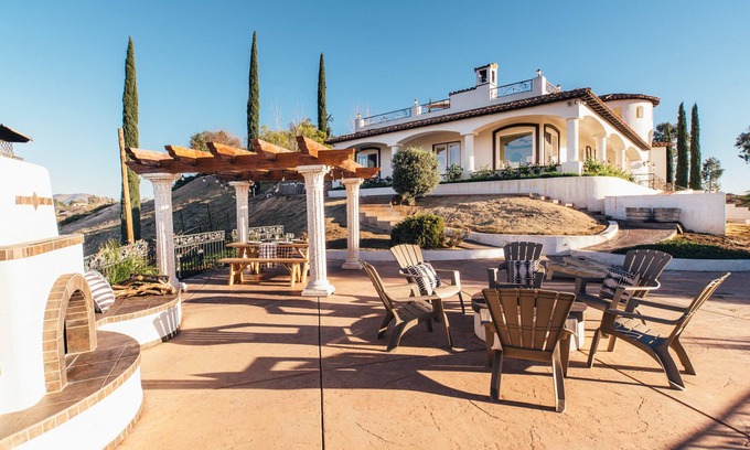 Temecula Villa | Villa espa��ola w / vistas impresionantes | Duerme 18 | A pie de bodegas! ❤ por AvantStay