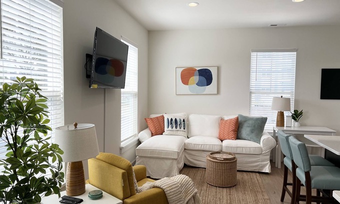 Northeast Virginia Beach Casa | ViBe District Retreat #2